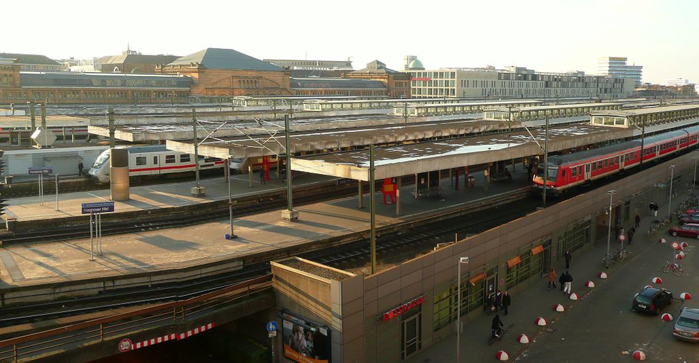 Blick vom Raschplatz auf die Bahnhofsrückseite