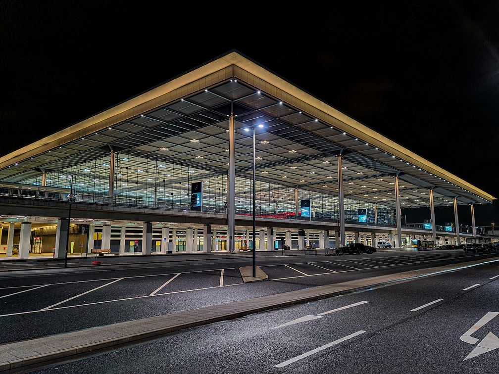 Hauptterminal T1 bei Nacht, 2020