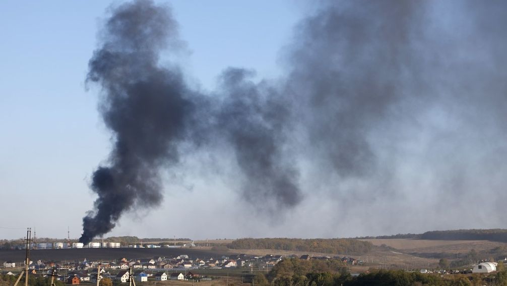 Auf dem Archivbild: Brand in einem Öldepot im Dorf Rasumnoje im Gebiet Belgorod nach dem ukrainischen Beschuss am 15. Oktober