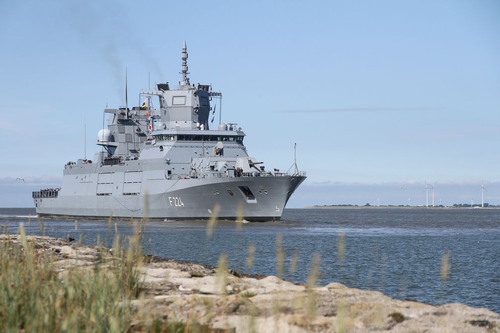 Erstes Einlaufen der Fregatte ,,SACHSEN-ANHALT" in ihren zukünftigen Heimathafen Wilhelmshaven. Bild: PIZ Marine Fotograf: Obermaat Kim Brakensiek