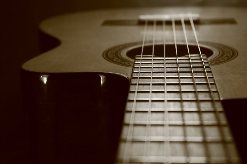 Eine Klassikgitarre mit Nylonsaiten. Bild: Pixabay.com © Alexis (CC0 1.0)