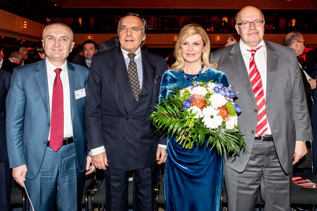 Albaniens Staatspräsident Ilir Meta, Mittelstandspräsident Mario Ohoven, Kroatiens Staatspräsidentin Kolinda Grabar-Kitarovic, Bundeswirtschaftsminister Peter Altmaier (v.li.) / Bild: "obs/BVMW/Christian Kruppa"