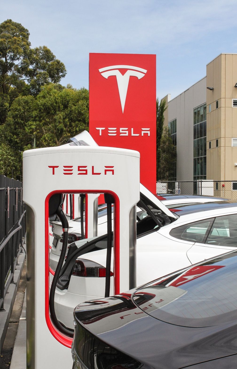 Das T im Logo von Tesla soll einen Sektor des Querschnitts eines Elektromotors darstellen