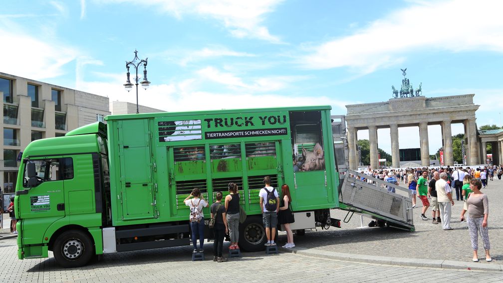 Das Deutsche Tierschutzbüro startete heute vor dem Brandenburger Tor seine aktuelle Kampagne mit dem Titel "TRUCK YOU". Mit einem umgebauten Tiertransporter sind die Tierrechtler deutschlandweit unterwegs, um die Bevölkerung zu informieren und aufzuklären. Bild: "obs/Deutsches Tierschutzbüro e.V."