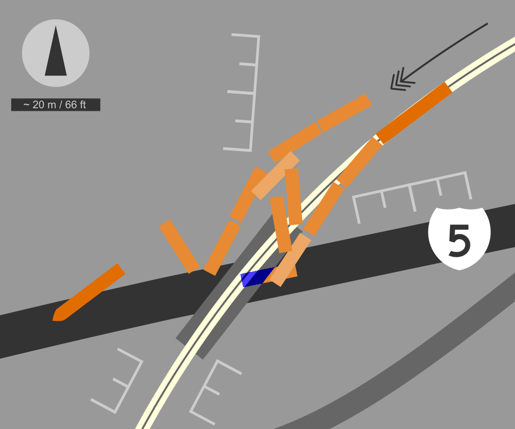 Darstellung der Unfallstelle. Die ziehende Lokomotive liegt ganz links im Bild auf der Richtungsfahrbahn Süd des Interstate 5. Das hinterste der 12 Fahrzeuge – die zweite Lokomotive am Zugschluss – ist (rechts-oben) als einziges Fahrzeug nicht entgleist. Ein Waggon (blau) liegt unter der Brücke. Pfeil = Fahrtrichtung des Zugs. E-Marken = Böschungen