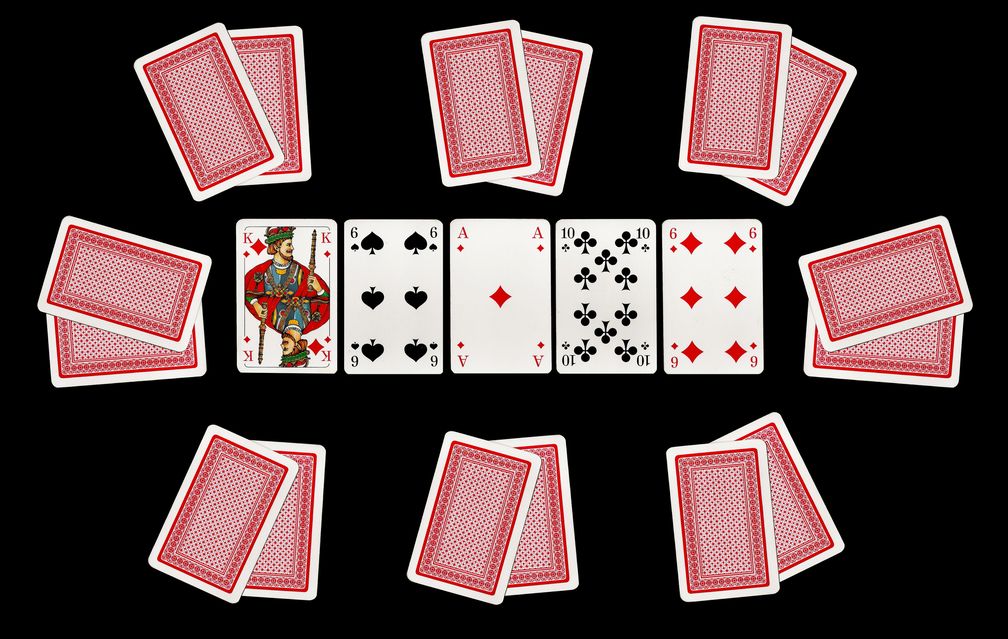 Texas Hold’em-Pokertisch mit acht Spielern (dargestellt durch deren verdeckte Pocket cards) und den aufgedeckten Board cards