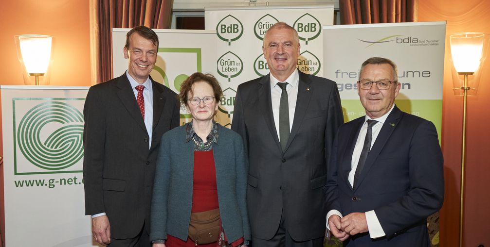 Die Gastgeber des Parlamentarischen Abends: v.l.n.r.  BGL-Präsident Lutze von Wurmb, bdla-Vizepräsidentin Irene Burkhardt, BdB-Präsident Helmut Selders, ZVG-Präsident Jürgen Mertz.  Bild: "obs/Bund deutscher Baumschulen (BdB) e.V./Sascha Radke"