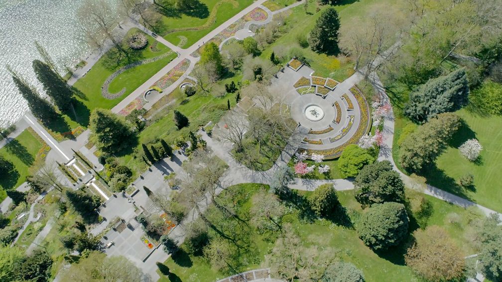 Blick auf die Insel Mainau im Bodensee: Blütenpracht ohne Besucher in Coronazeiten. Bild: "obs/ZDF/André Götzmann"