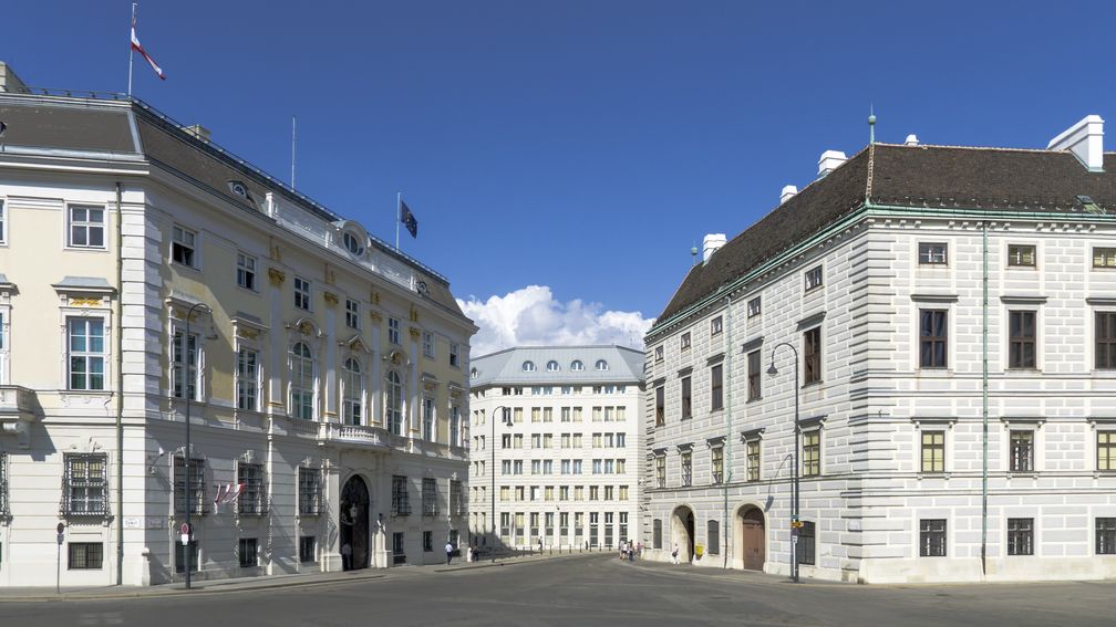 Der Ballhausplatz mit dem Bundeskanzleramt (links), dem Innenministerium (Mitte) und der Hofburg (rechts)