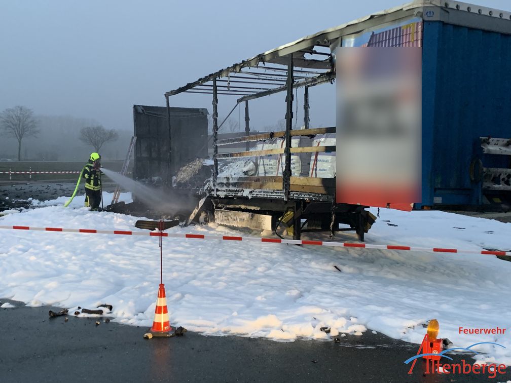 Ausgebrannter Sattelauflieger Bild: Feuerwehr