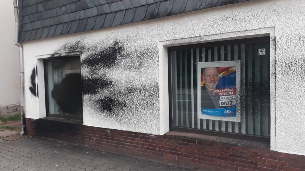 Erneuter Anschlag auf ein AfD-Büro in Lugau, Sachsen! Sachsen hat ein Extremismus-Problem: von links! (2019)