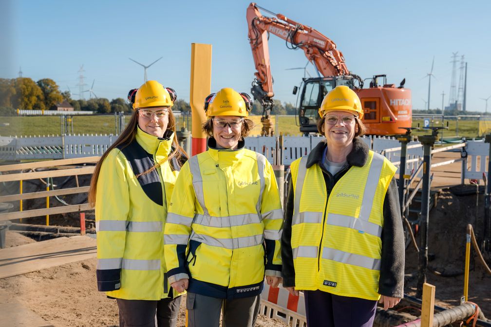 Lara Hauck, Projektleiterin Hyperlink, Britta van Boven, Geschäftsführerin Gasunie Deutschland, und Kristina Vogt, Bremer Senatorin für Wirtschaft, Häfen und Transformation (v. l.)  (2025) Bild: Gasunie Deutschland Fotograf: Gasunie Deutschland