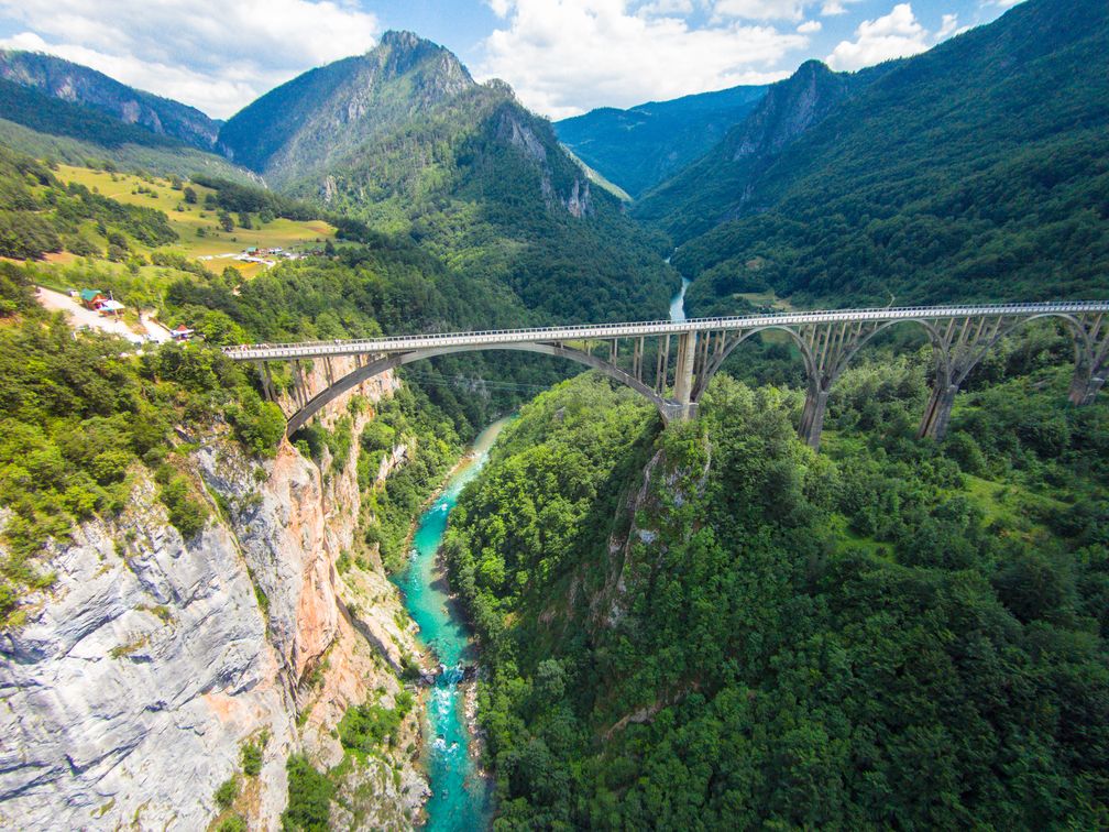 Die Tara-Schlucht in Montenegro ist nicht nur die tiefste Schlucht Europas, sondern ein beliebtes Rafting-Revier.  Bild: Nationale Tourismusorganisation von Montenegro Fotograf: Sergej Zabijako