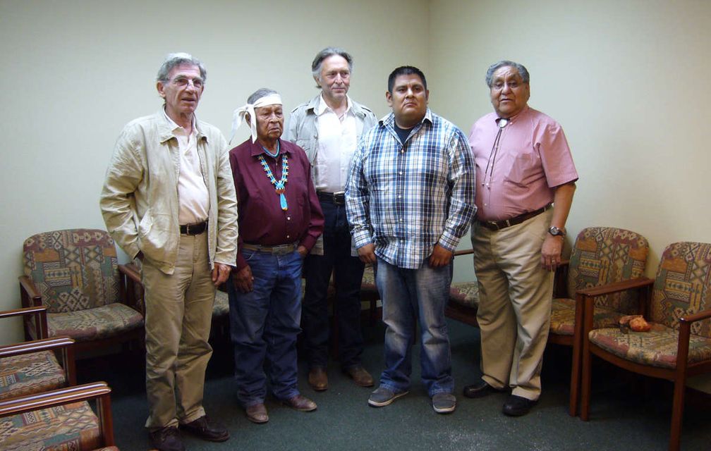 Anwalt Pierre Servan-Schreiber und Jean-Patrick Razon von Survival International übergaben im April eine Katsina an den Vorsitzenden des Hopi-Rates und religiöse Anführer. Bild: © Survival