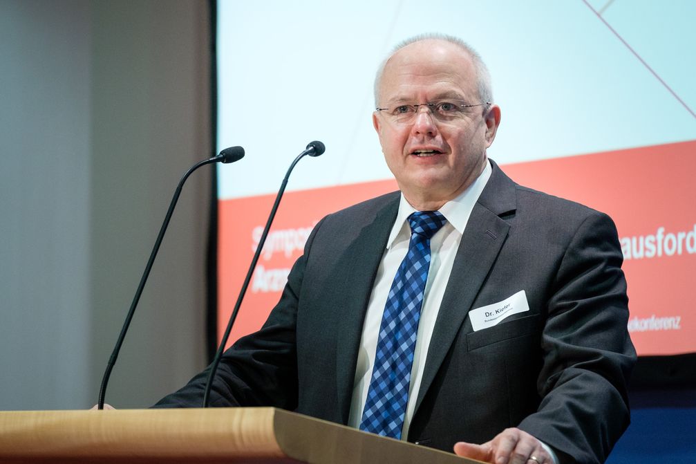 Dr. Andreas Kiefer, Präsident der Bundesapothekerkammer, beim Symposium "Arzneimittelmissbrauch - Fakten und Herausforderungen". Bild: "obs/ABDA Bundesvgg. Dt. Apothekerverbände/Wagenzik"