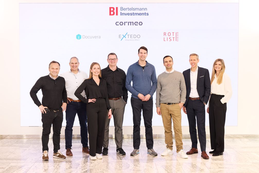 Peter Koop (CEO), Schei Dattner (CSO/CPO), Pia Danne (VP Finance), Martin Schmid (COO Information Management), Carsten Coesfeld (CEO Bertelsmann Investments), Deniz Pielsticker (CFO Bertelsmann Investments), Tobias Beer (COO Authoring & Distribution) und Ina Glaser (VP Marketing).  (2025) Bild: Bertelsmann SE & Co. KGaA Fotograf: Bertelsmann