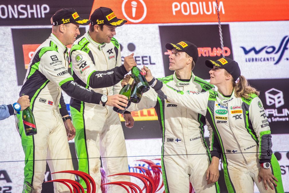 Zwei SKODA FABIA Rally2 evo-Crews auf dem Podium: Die Sieger Torstein Eriksen und Andreas Mikkelsen feiern mit den Drittplatzierten Reeta Hämäläinen und Emil Lindholm (von links nach rechts).  Bild: SMB Fotograf: Skoda Auto Deutschland GmbH