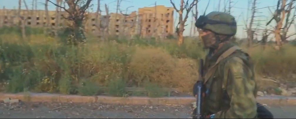 Bild: SS Video: "Leben und Sterben im Donbass" (https://odysee.com/@DruschbaFM:4/leben_und_sterben_im_donbass-(1080p):f) / Eigenes Werk