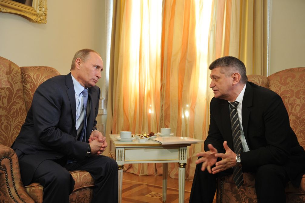 Damaliger Ministerpräsident Wladimir Putin beim Treffen mit dem Filmemacher Alexander Sokurow im Oktober 2011 (Archivbild)