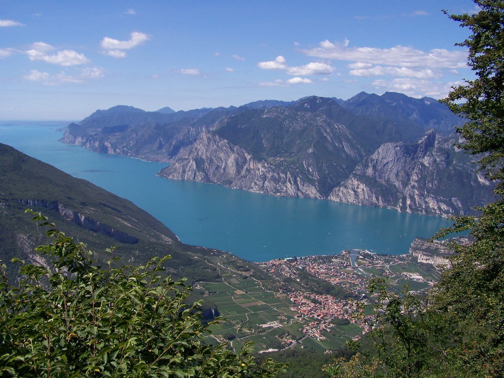 Blick vom Monte Creino auf Nago-Torbole und den nördlichen Gardasee