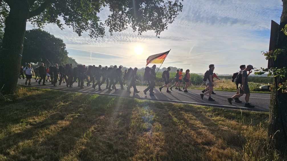 Stimmung auf den letzten Kilometern der 4Daagse im niederländischen Nimwegen. / Weiterer Text über ots und www.presseportal.de/nr/179237 / Die Verwendung dieses Bildes für redaktionelle Zwecke ist unter Beachtung aller mitgeteilten Nutzungsbedingungen zulässig und dann auch honorarfrei. Veröffentlichung ausschließlich mit Bildrechte-Hinweis. Bildrechte: Bundeswehr Fotograf: Tappeser