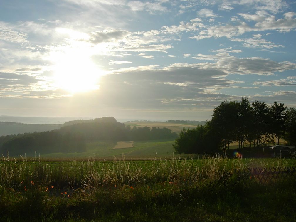 Sonnenaufgang über der Vulkaneifel