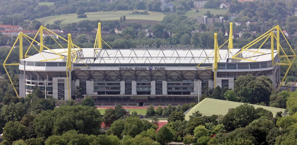 Der Signal Iduna Park (bis 1. Dezember 2005 Westfalenstadion) ist mit 80.667 Zuschauerplätzen[3] in Bundesliga-Konfiguration das größte Fußballstadion Deutschlands.