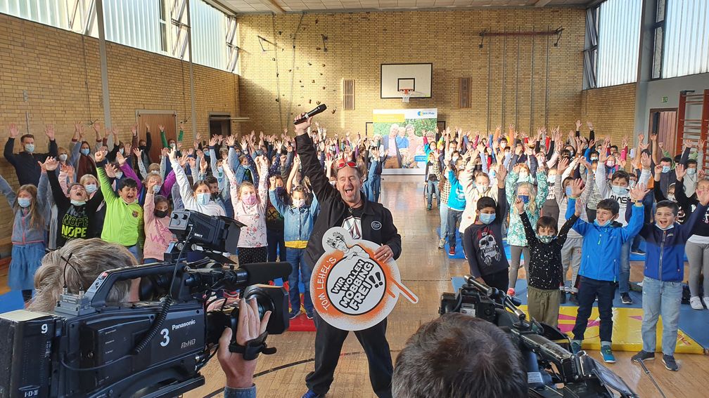 Tom Lehel mit Schülern der 3. und 4. Klasse in Rheingönheim  Bild: BKK Pfalz Fotograf: Anne Schlesinger