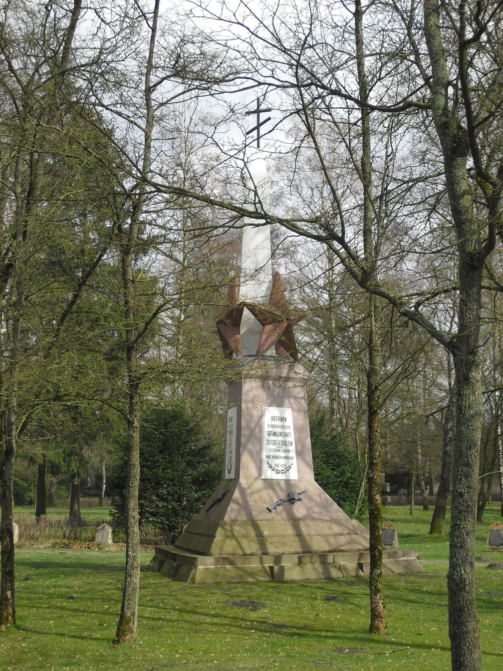 Obelisk auf dem Ehrenfriedhof zum Stalag 326