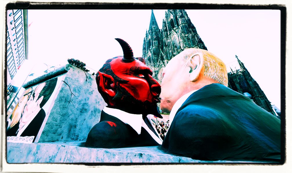 Bruderkuss mit dem Teufel? Politisch korrekter Mottowagen auf dem Rosenmontagsumzug am 20.02.2023 in Köln.