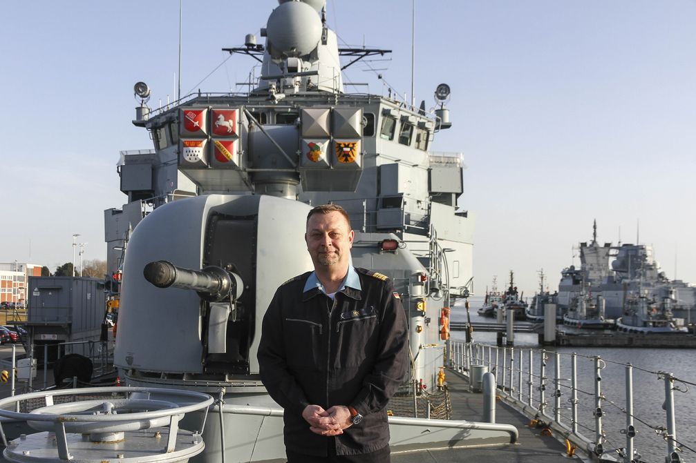 Fregattenkapitän Mathias Rix, Kommandant der Fregatte Lübeck auf der Back. Bild: Leon Rodewald