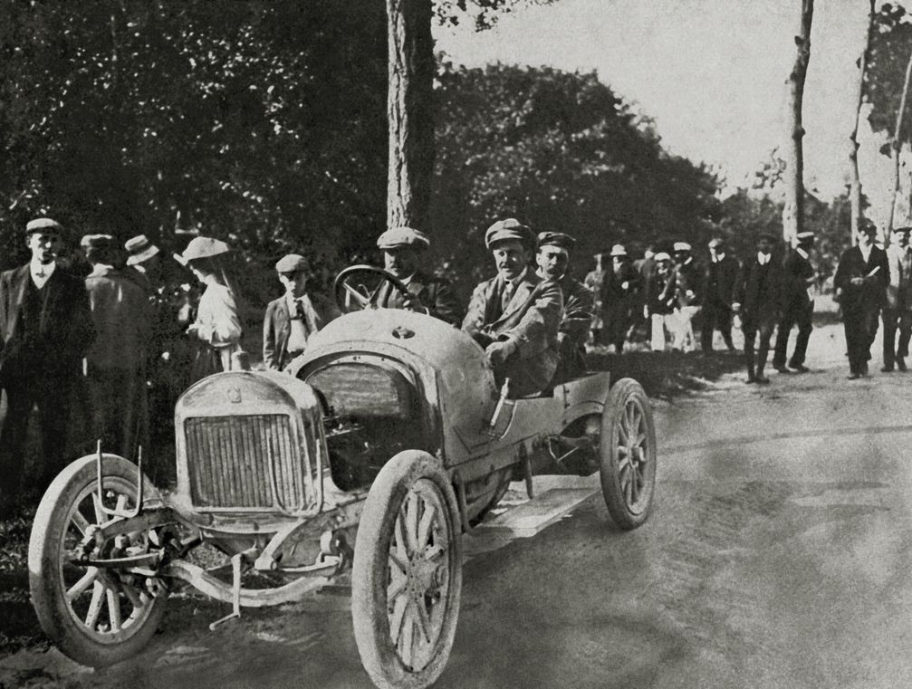 Mit improvisatorischen Geschick und Witz fuhr Alexander Kolowrat-Krakowsky 1908 zum Sieg beim Bergrennen im französischen Gaillon.  Bild: SMB Fotograf: Skoda Auto Deutschland GmbH