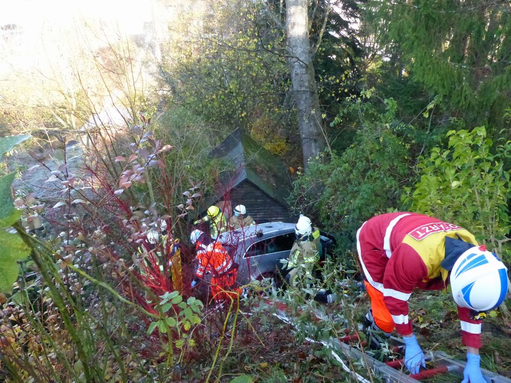 Rettungskräfte an der Unfallstelle Bild: Polizei