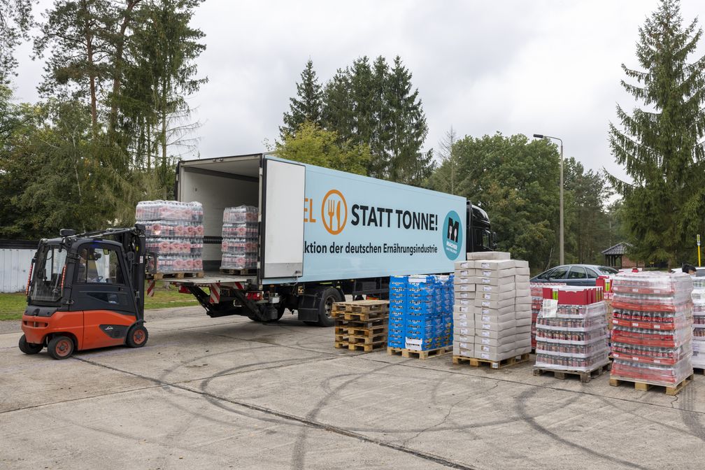 Der Kühlaufleger wurde gut gefüllt an die Tafel übergeben: 20 Europaletten mit Lebensmitteln kamen von den sieben beteiligten Unternehmen: Coca Cola, Danone, Dr. Oetker, Fläminger Entenspezialitäten, Kuchenmeister, PepsiCo und Wikana.

DEU, Deutschland, Zerbst/Anhalt, Fläminger Entenspezialitäten GmbH, 27.09.2021: Spendenaktion für die Tafel (Spendenübergabe eines LKW-Kühlauflegers an die Zerbster Tafel).

[Foto: Dietmar Gust für die Bundesvereinigung der Deutschen Ernährungsindustrie e. V.; Mobil: +49 (0)172 3016574; www.gustfoto.com, e-mail: info@gustfoto.com] / Weiterer Text über ots und www.presseportal.de/nr/18130 / Die Verwendung dieses Bildes ist für redaktionelle Zwecke unter Beachtung ggf. genannter Nutzungsbedingungen honorarfrei. Veröffentlichung bitte mit Bildrechte-Hinweis. Bildrechte: BVE / Dietmar Gust Fotograf: Dietmar Gust