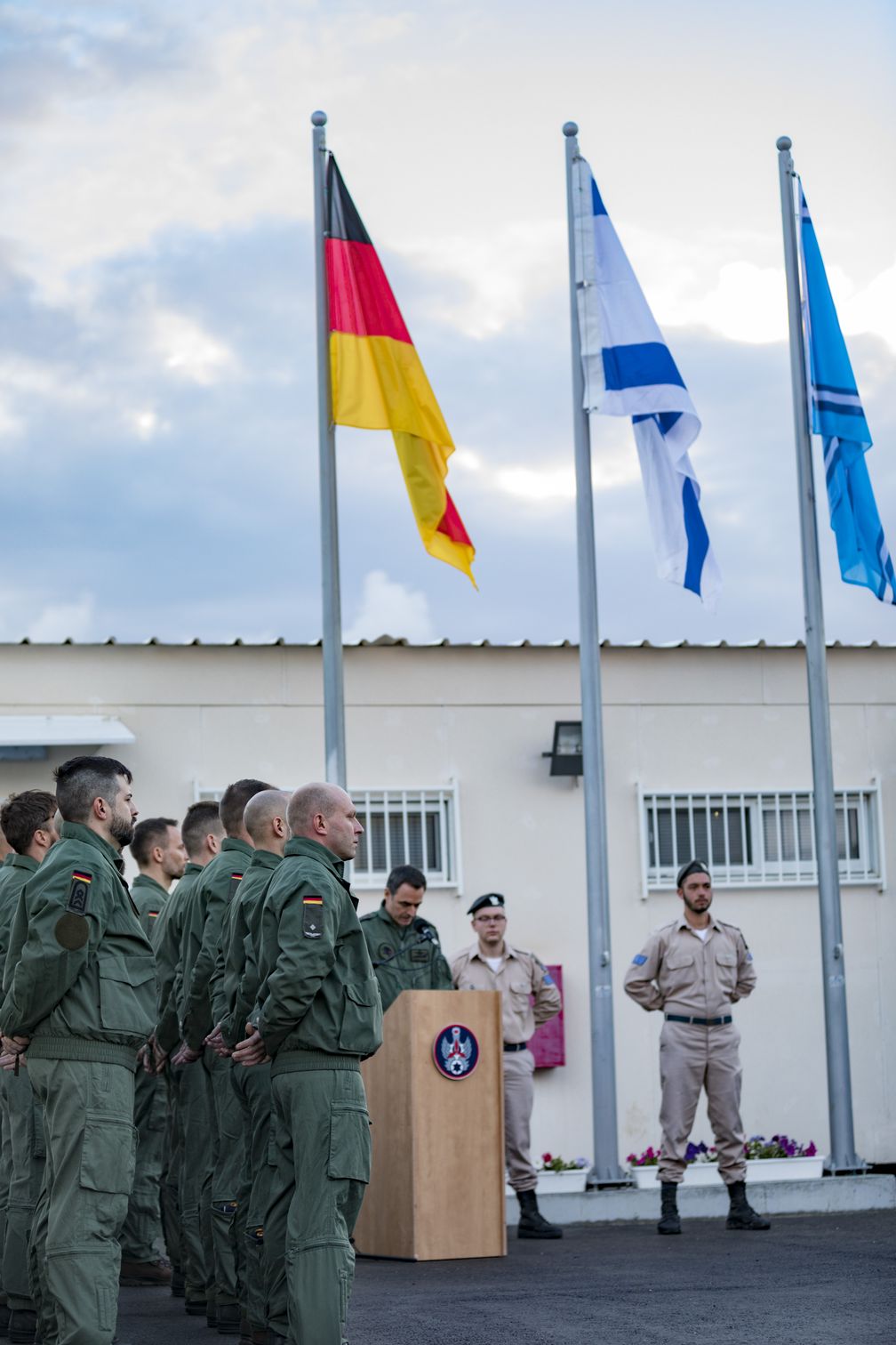 Die deutschen Soldaten des ersten Ausbildungsdurchgangs an der Heron TP sind auf der Air Base Tel Nof zur Eröffnungsfeier angetreten.