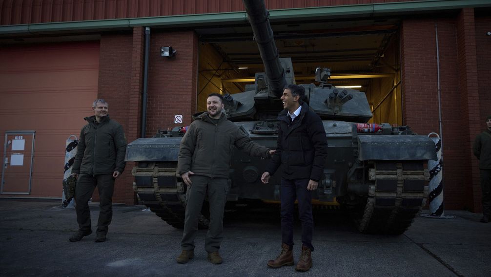 Soll bald in der Ukraine Uranmunition verschießen: Britischer Challenger-2-Panzer Bild: www.globallookpress.com / Pool /Ukrainian Presidentia
