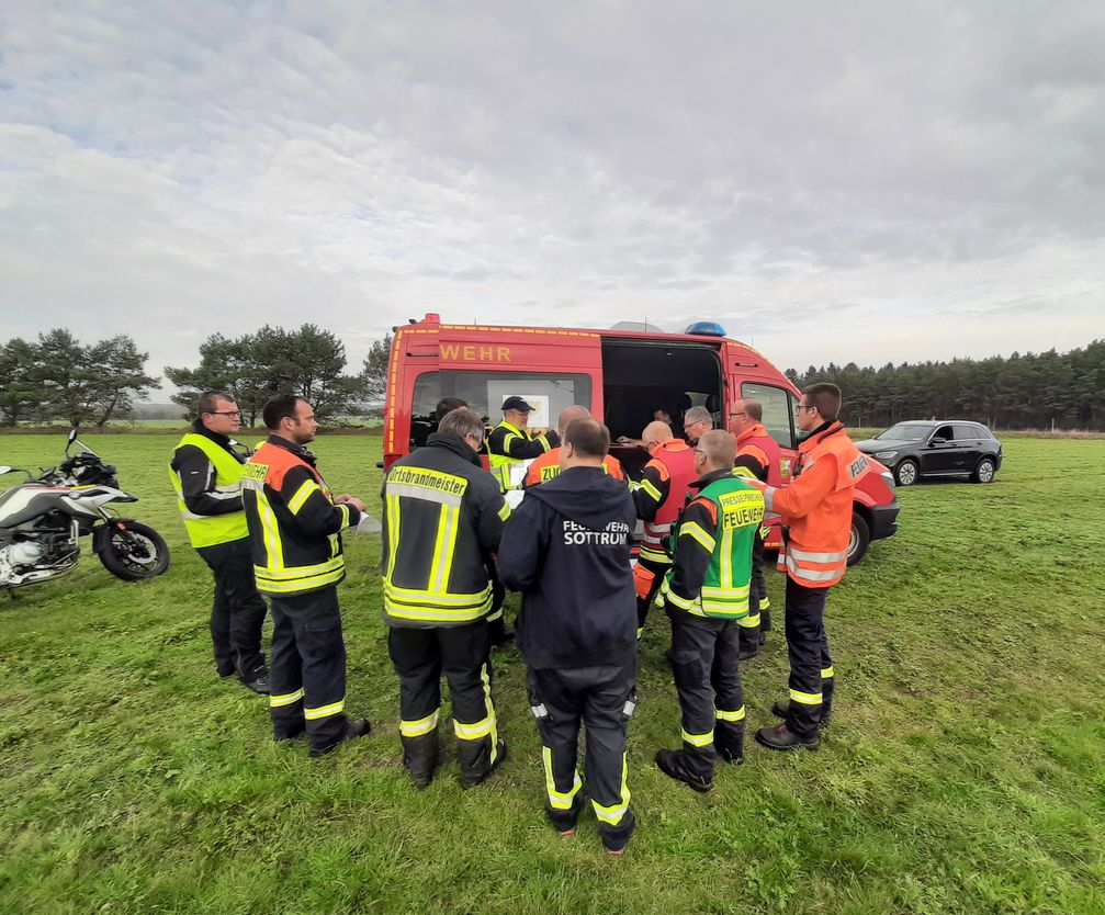 Eine Besprechung bei der Einsatzleitung