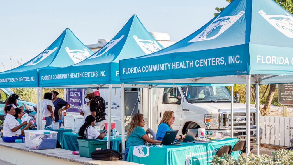 Stand des Community Health Center für eine kostenlose COVID-19-Impfung, Fort Pierce, Florida.