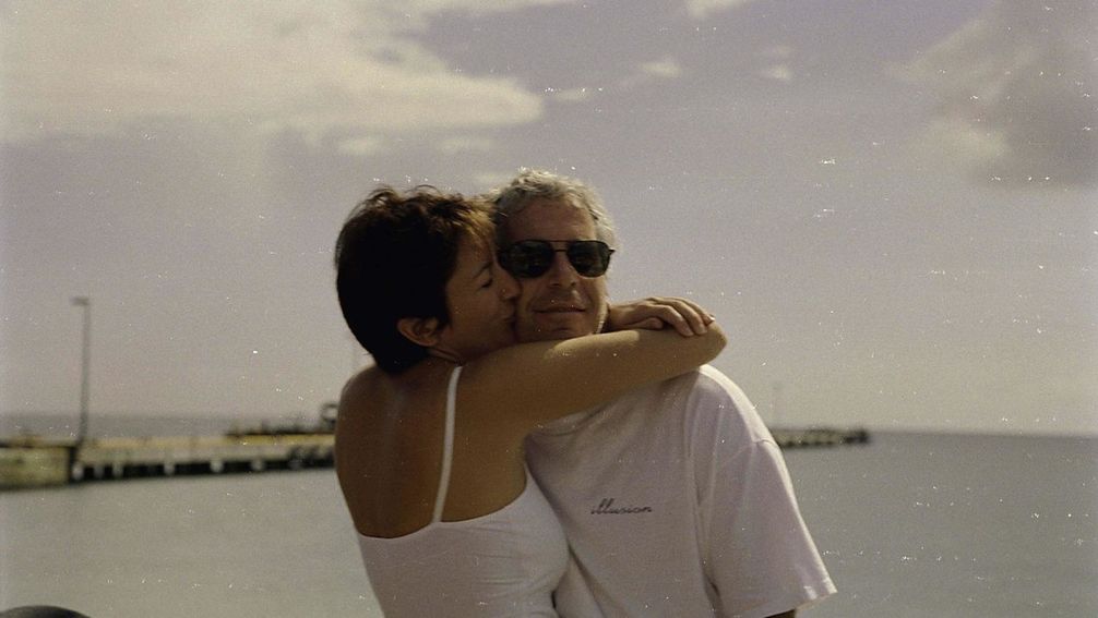 Symbolbild: Ghislaine Maxwell und Jeffrey Epstein auf der Yacht eines Investmentbankers. Das Datum der Aufnahme ist unbekannt. Bild: Legion-media.ru