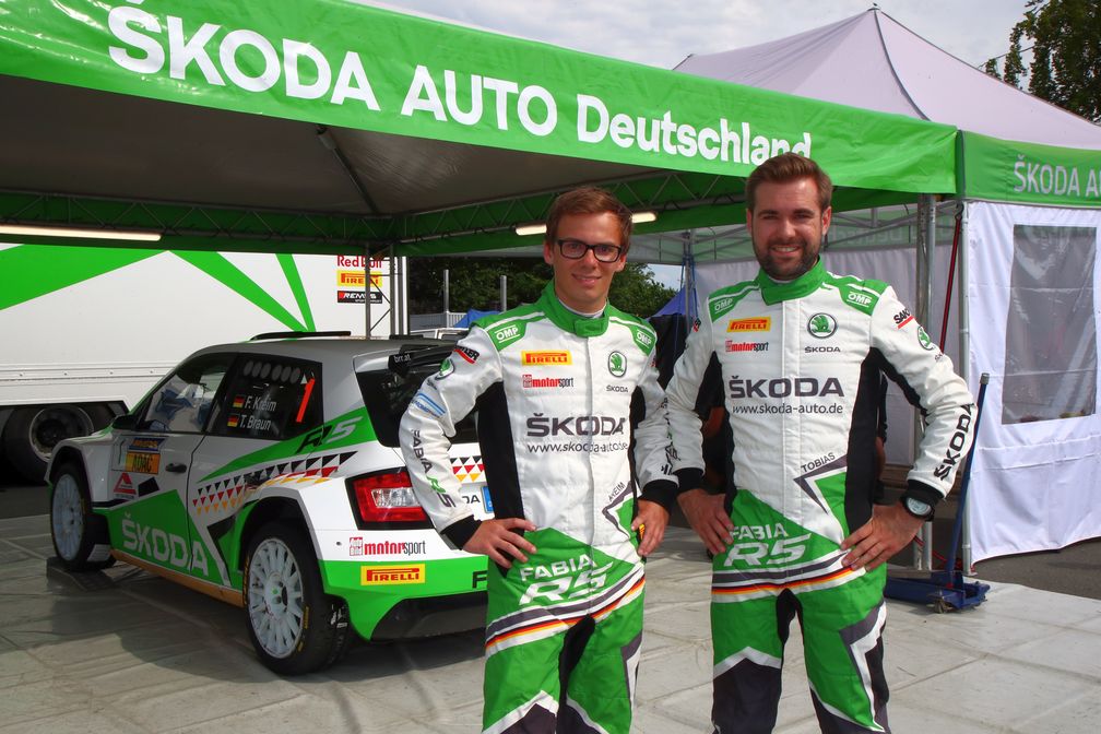 DRM-Spitzenreiter Fabian Kreim (l.) und Copilot Tobias Braun. Bild: "obs/Skoda Auto Deutschland GmbH"