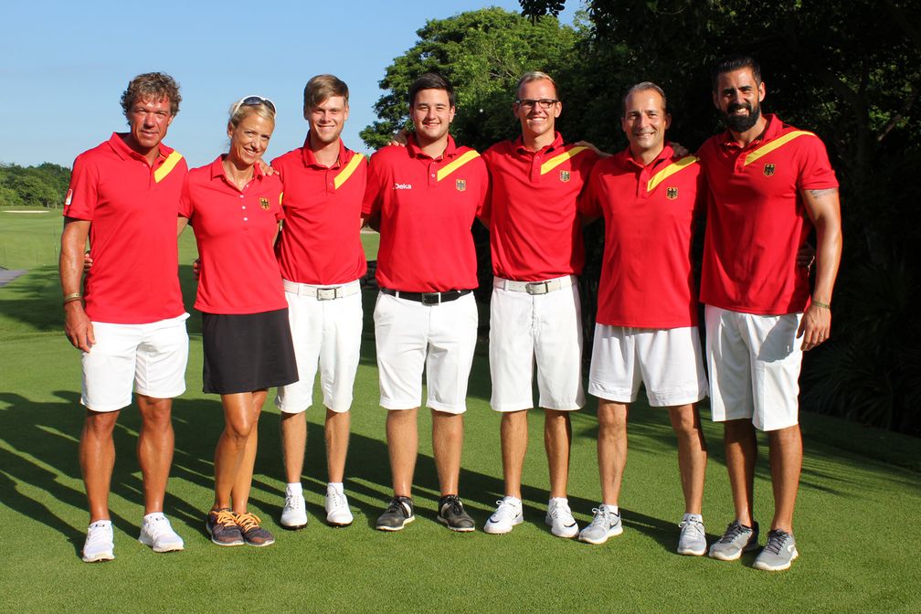 Das Golf Team Germany bei der Team-WM 2016: Bundestrainer Uli Zilg, Mentaltrainerin Silke Lüdike, Hurly Long, Max Schmitt, Jeremy Paul, Physiotherapeut Marc Hohmann und Kapitän Christian Marysko Bild: "obs/Deutscher Golf Verband"