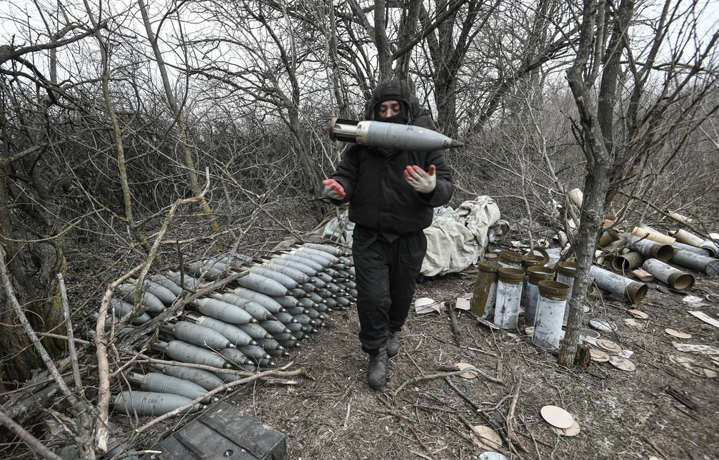 Ein russischer Soldat trägt eine Granate für einen Panzer T-72 (Symbolbild) Bild: Konstantin Michaltschewski / Sputnik