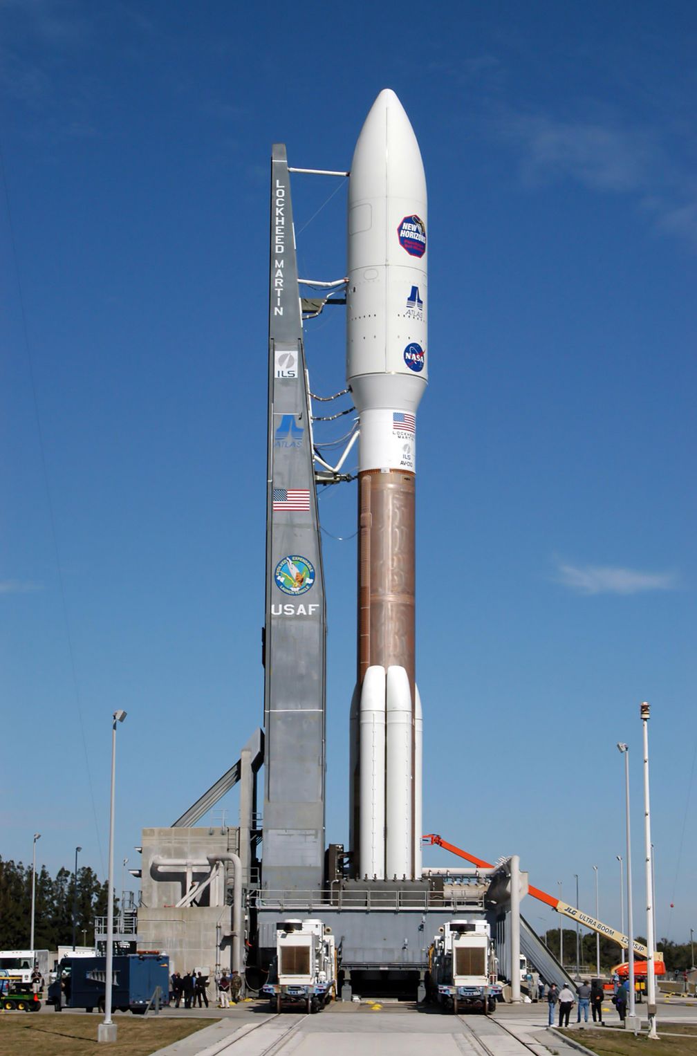 Eine Atlas V(551) mit New Horizons an Bord auf einer beweglichen Startplattform von Startkomplex 41. Auf diesem Foto sind zwei der fünf Feststoffbooster zu sehen.