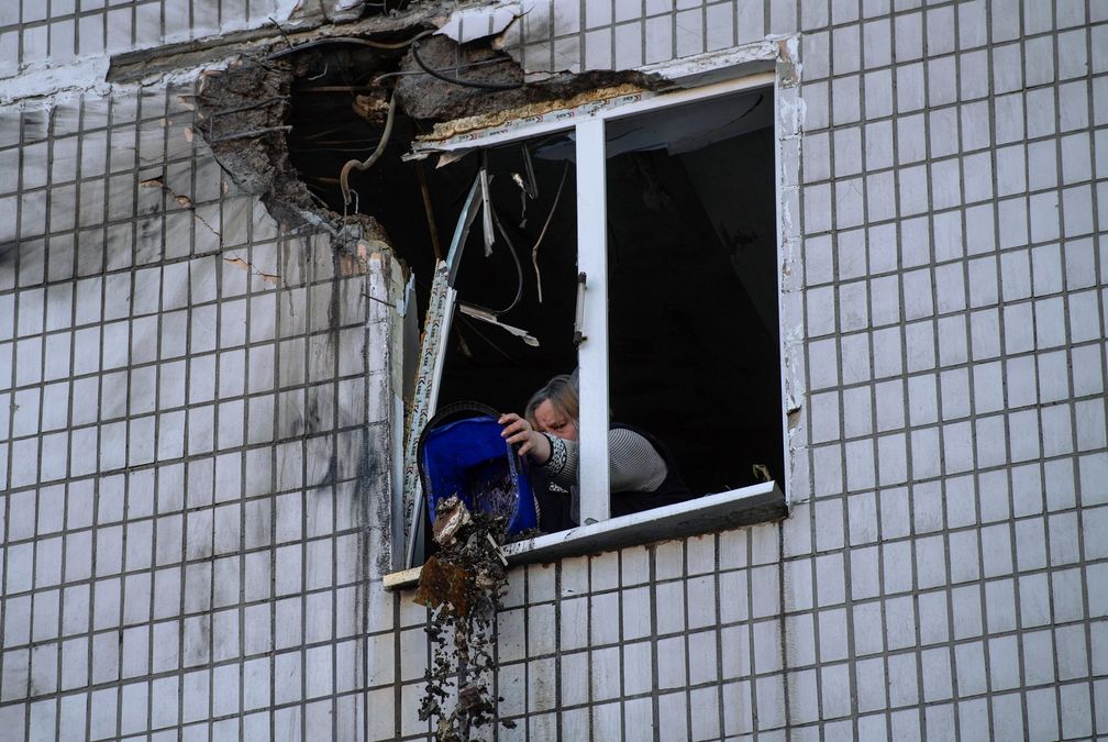 Eine Einwohnerin von Donezk räumt am 9. Januar 2023 ihre Wohnung auf, nachdem diese bei einem Angriff durch ukrainische Streitkräfte beschädigt worden ist. Bild: WALERI MELNIKOW / Sputnik