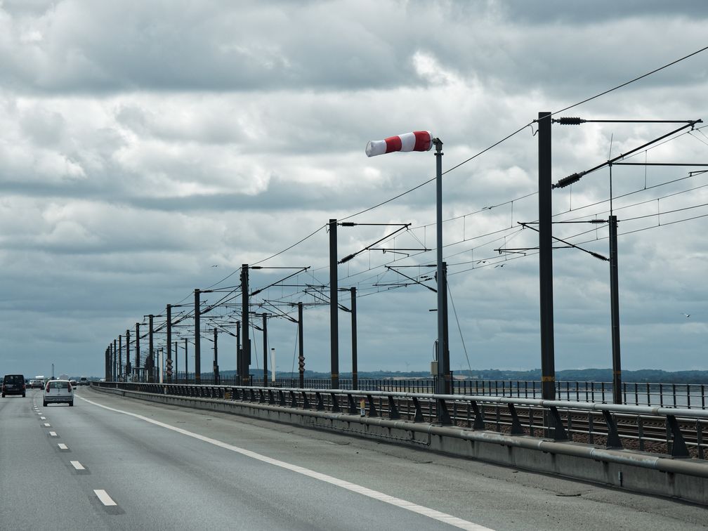 Fahrbahn und Eisenbahngleise auf dem Westteil der Brücke, Blickrichtung WSW, im Hintergrund die Insel Fünen