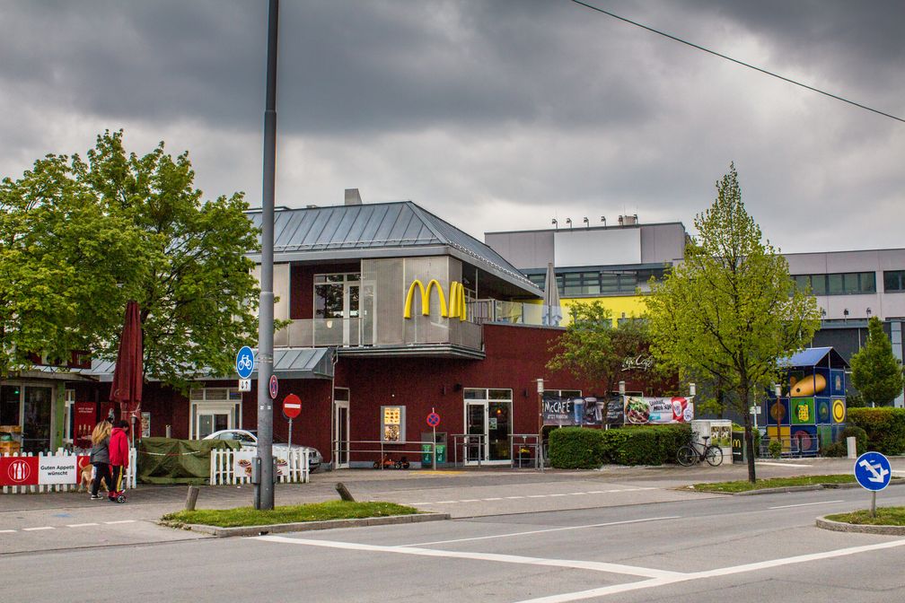 Das McDonald’s-Restaurant gegenüber dem Haupteingang des OEZ