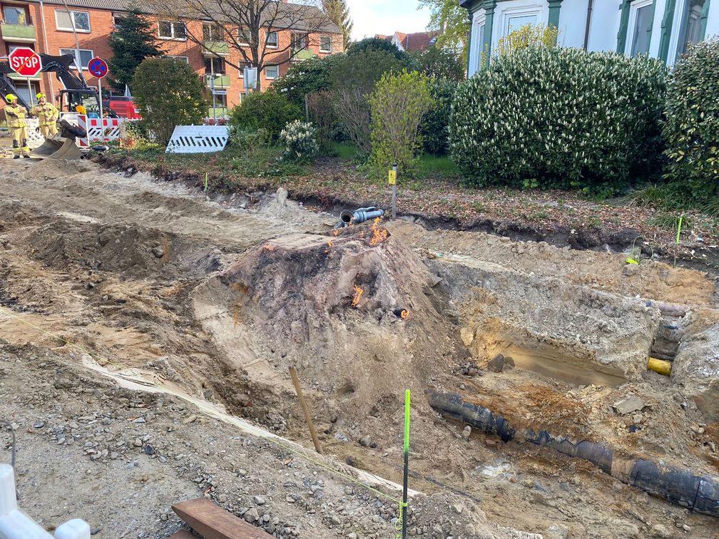 Flammen kommen aus dem Sandhaufen Bild: Feuerwehr