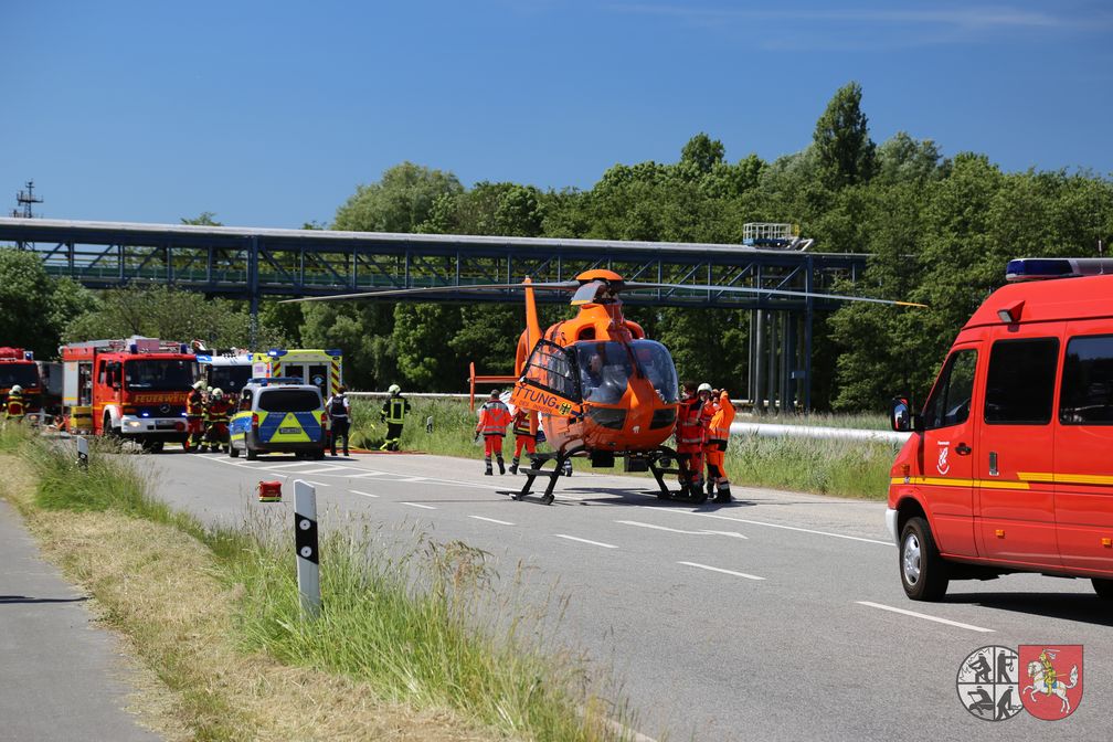 Mit dem Rettungshubschrauber Christoph 29 musste einer der Fahrer in ein Krankenhaus geflogen werden. Bild: Feuerwehr