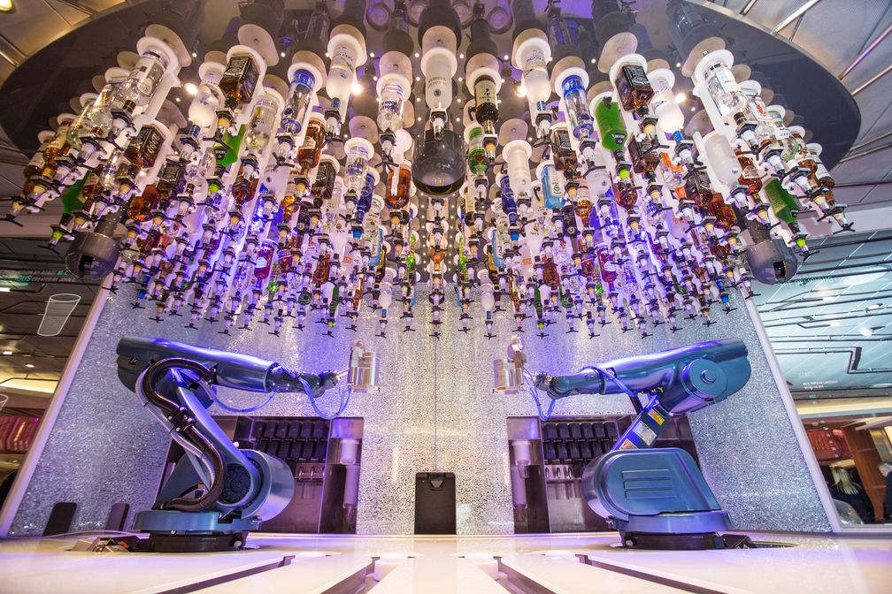 Roboter bedienen in der Bionic Bar der Quantum of the Seas.
