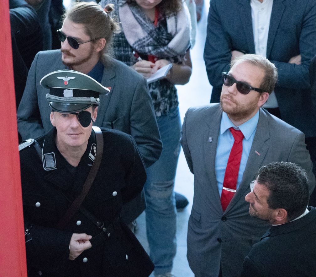 Sonneborn in Stauffenberg-Verkleidung mit Parteikollege Nico Wehnemann auf der Frankfurter Buchmesse (2018)